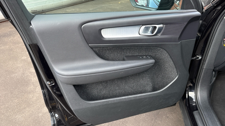 Volvo Xc40 2.0 T4 Momentum 5dr AWD Geartronic Petrol Estate